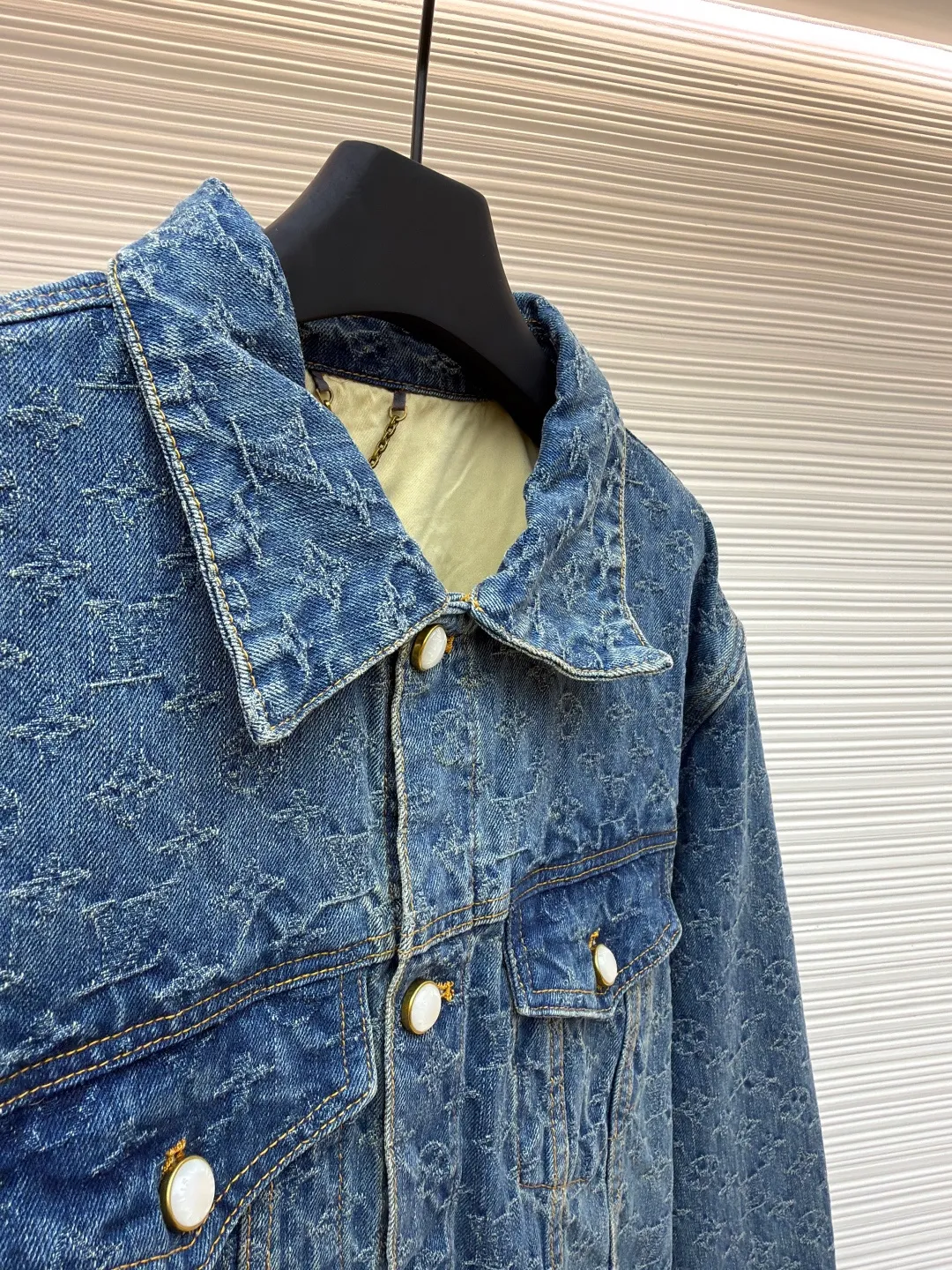 LOUIS VUITTON presbyopia jacquard denim jacket ●Original version: purchased and developed by 16989 ●Item number: 1680891- ●Material: denim fabric ●Technology: full-width jacquard production ●Version: fitted version ●Weight: about 995 grams ●Size: 46-48-50-52 ●Description: This skateboard denim jacket has an all-over contrasting Monogram jacquard texture, embellished with pearlescent buttons and pocket rivets, giving the casual skater silhouette a Dandy feel. Pair it with matching trousers for a trendy look, making it a perfect choice for every season. Monogram jacquard all over, Damier nubuck label at rear. The overall wiring is straight and delicate, the fabric is comfortable and soft, and the color is consistent without color difference. It can be matched with the same style to create a fashionable look and control various occasions. Customized accessories, complete with three standards, same style for men and women!
